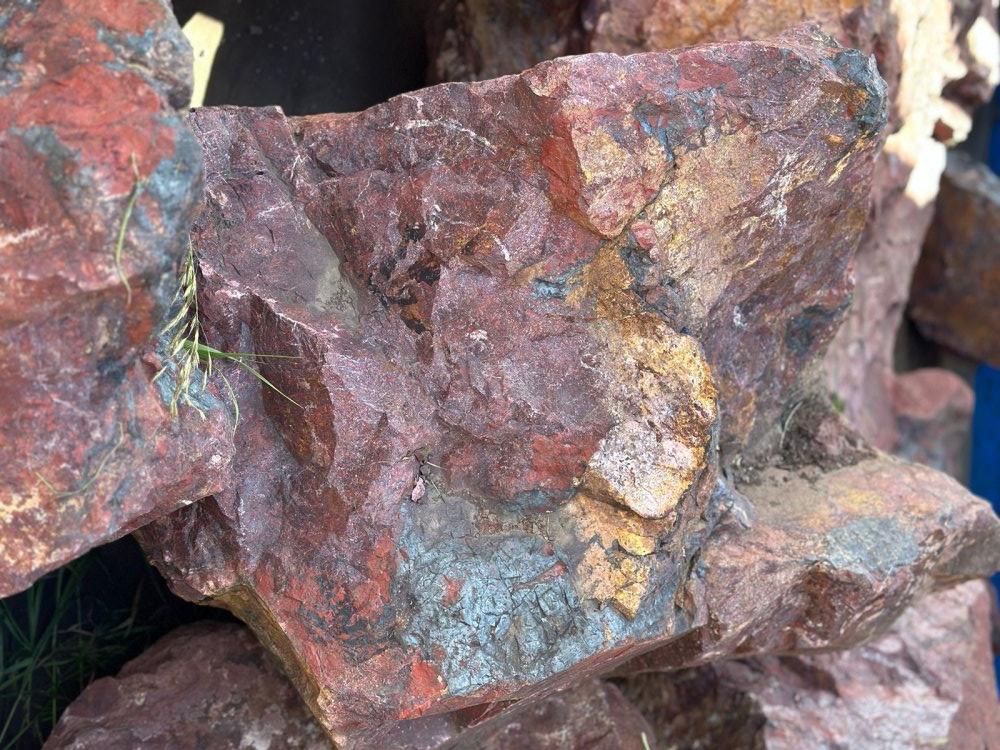 Камни для ландшафтного дизайна красно-фиолетовые 10-60 килограмм купить в Мелеузе