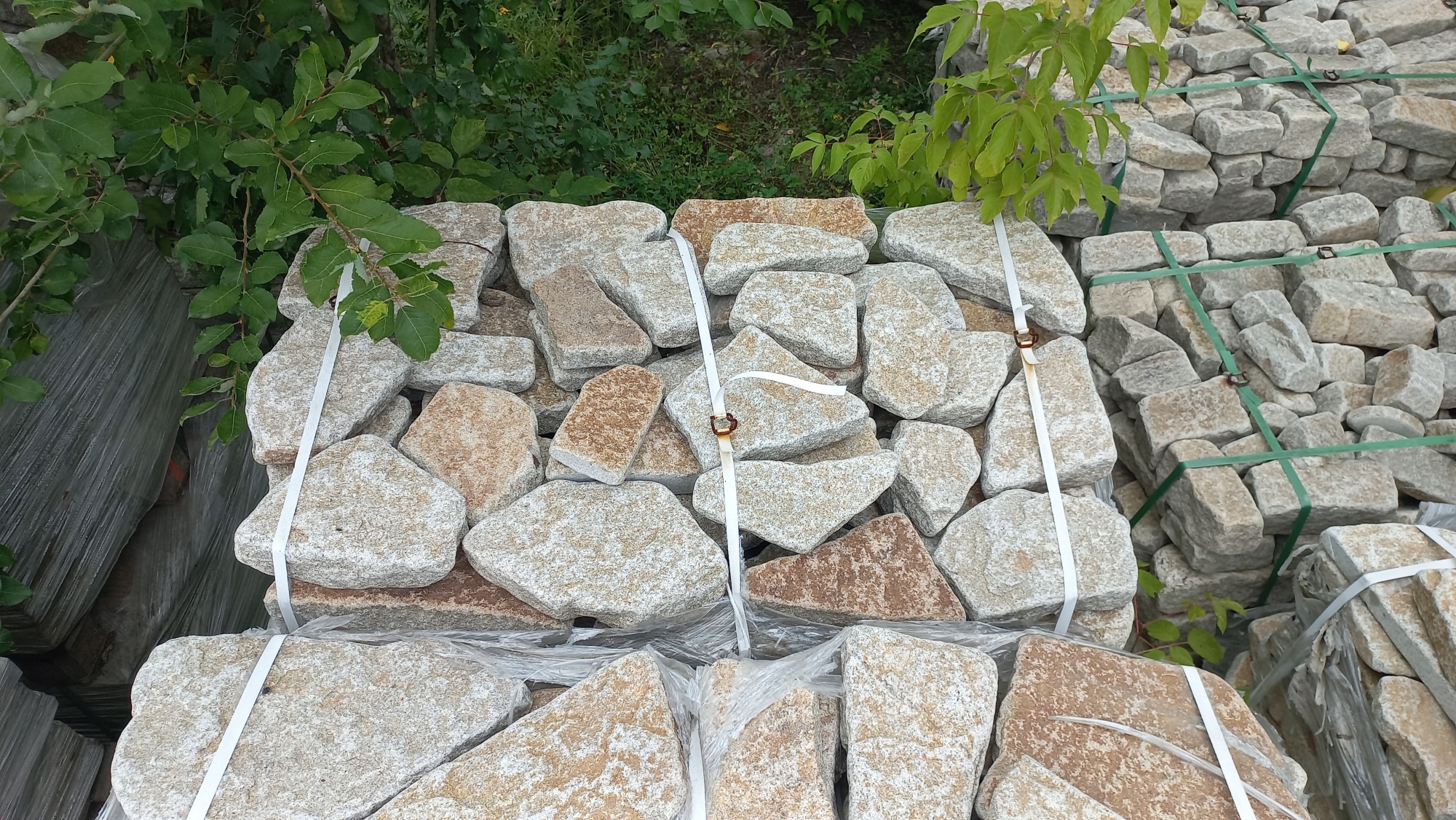 Плитняк галтованный гранитный для ландшафтного дизайна купить в Мелеузе