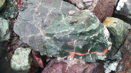 Гигантские зелёные валуны для ландшафтного дизайна весом более 5 тонн купить в Мелеузе