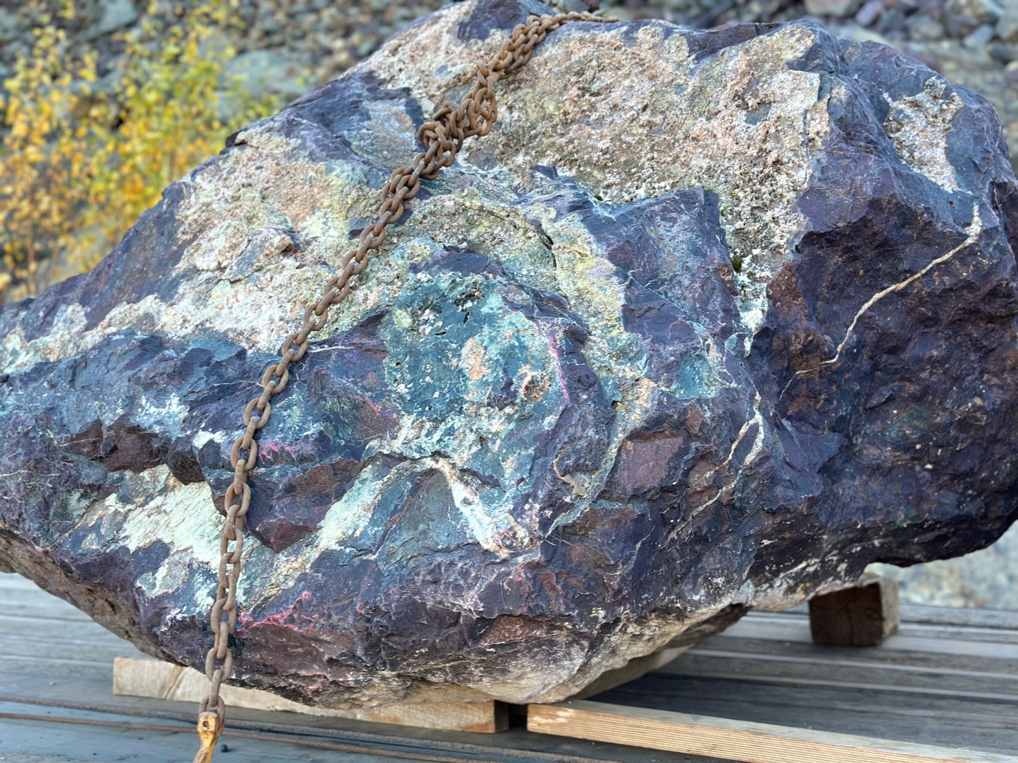 Огромные красно-фиолетовые валуны для ландшафтного дизайна весом более 5 тонн купить в Мелеузе