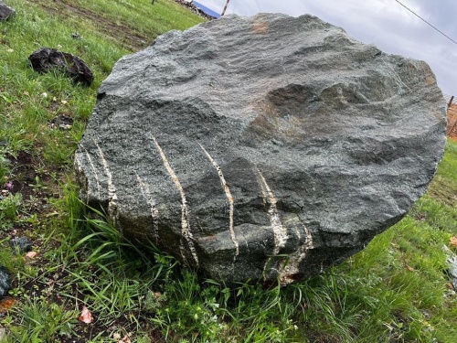 Гигантские зелёные валуны для ландшафтного дизайна весом более 5 тонн купить в Мелеузе