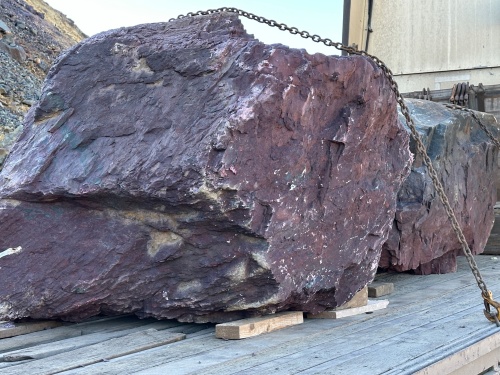 Огромные красно-фиолетовые валуны для ландшафтного дизайна весом более 5 тонн купить в Мелеузе
