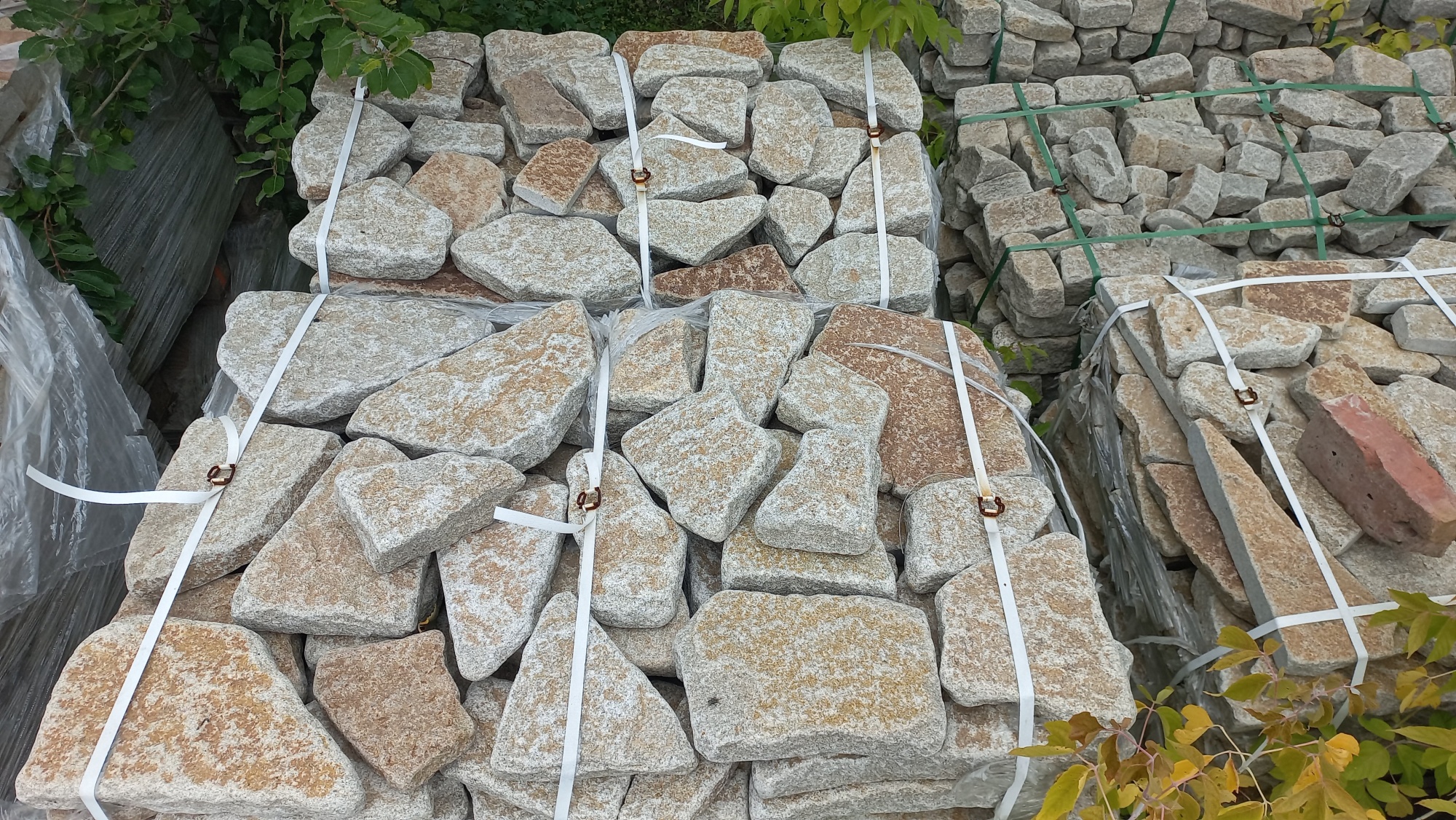 Гранитный плитняк галтованный для мощения купить в Мелеузе