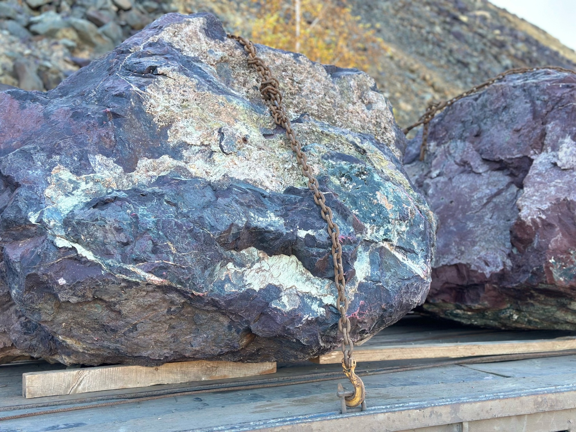 Огромные красно-фиолетовые валуны для ландшафтного дизайна весом более 5 тонн купить в Мелеузе