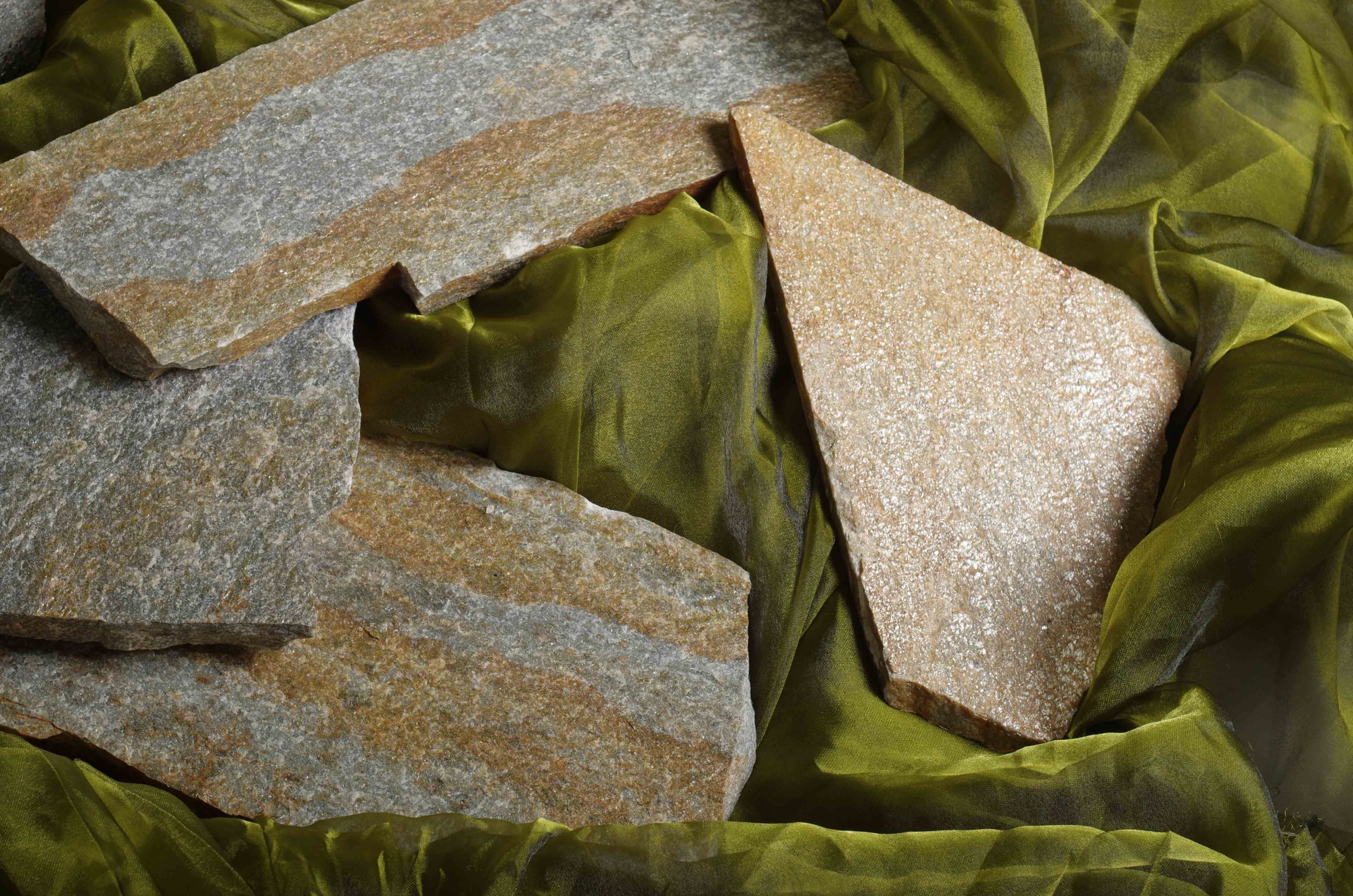 Плитняк златолит Уральский для цоколя, отмостки купить в Мелеузе